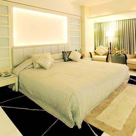 Peninsula Grand Hotel Mumbai Room photo