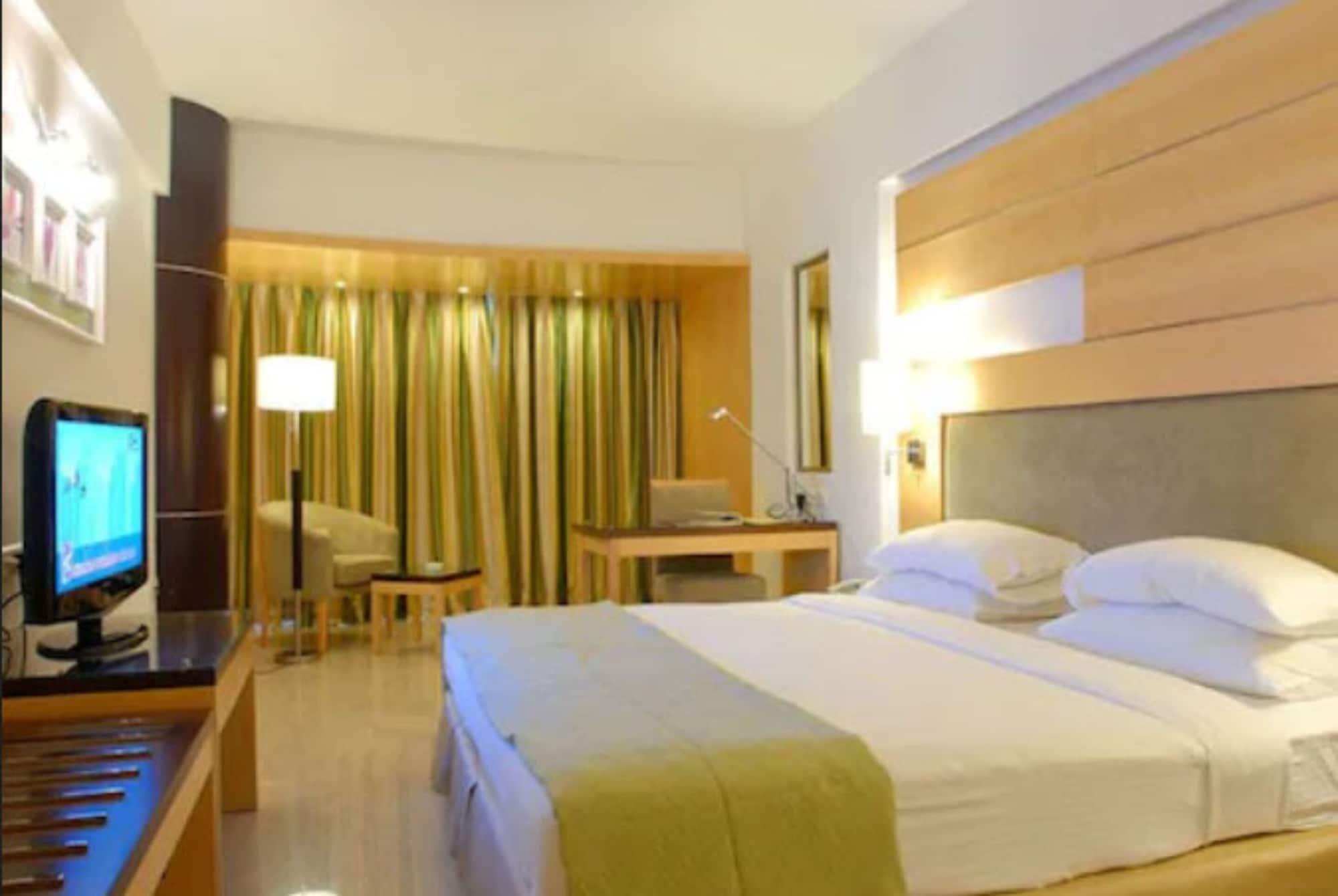 Peninsula Grand Hotel Mumbai Exterior photo