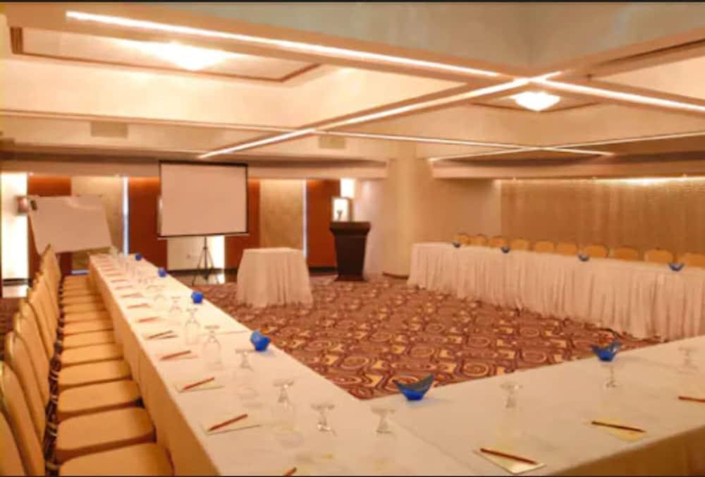Peninsula Grand Hotel Mumbai Exterior photo