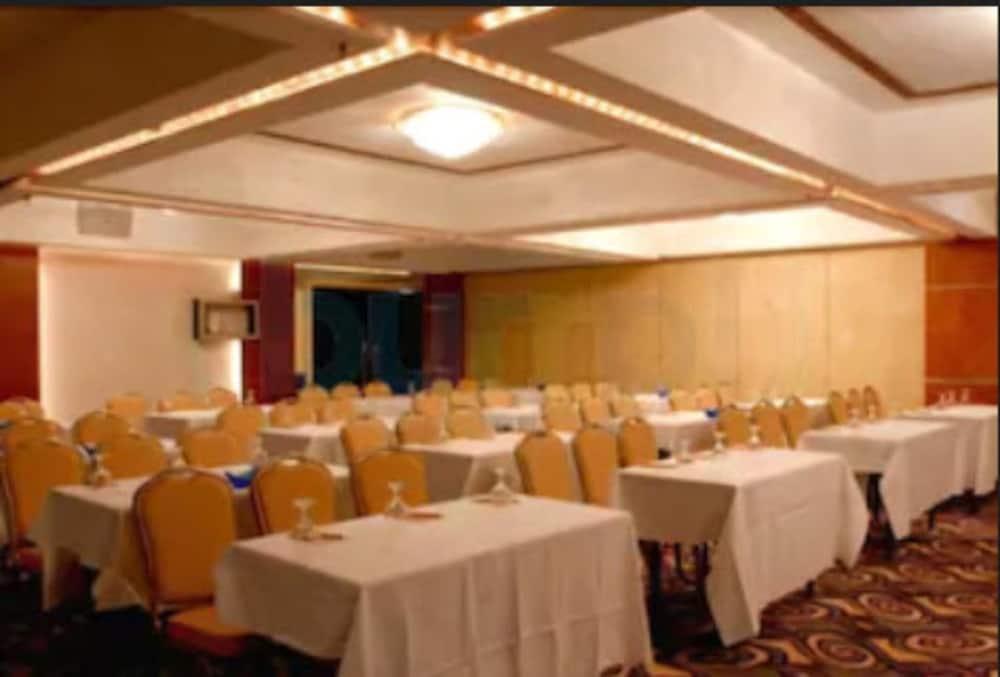 Peninsula Grand Hotel Mumbai Exterior photo